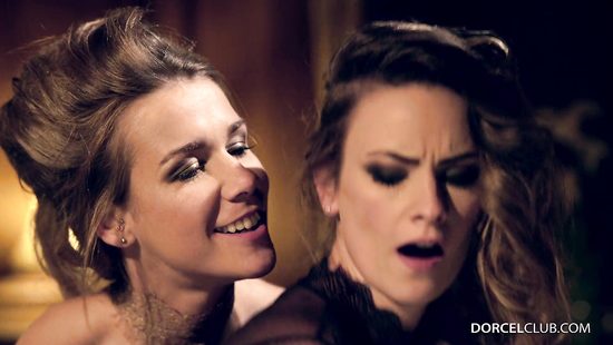 Крутая анальная групповуха в старинном замке на камеру