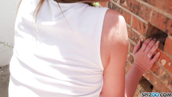 За несколько литров бензина тёлка сделала незнакомцу минет и глотнула семя