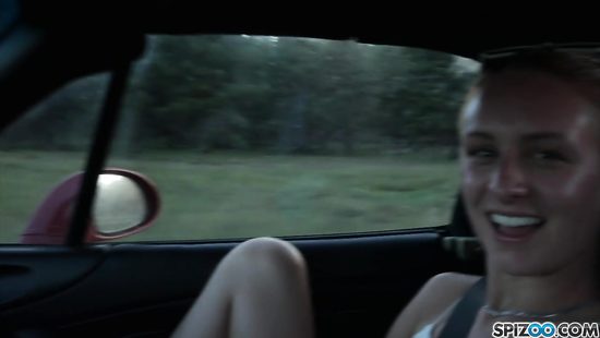 За несколько литров бензина тёлка сделала незнакомцу минет и глотнула семя