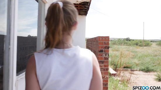 За несколько литров бензина тёлка сделала незнакомцу минет и глотнула семя