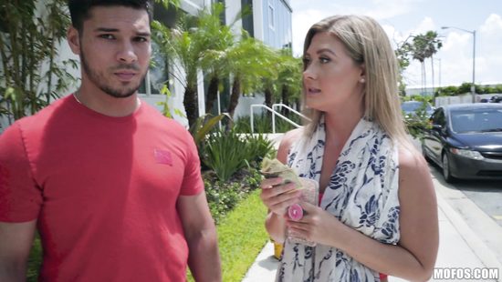 Продажная красотка трахается с богатым пикапером в подворотне перед парнем