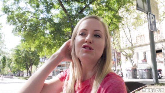 Заинтересовал блондинку пачкой евро и развёл на секс на улице