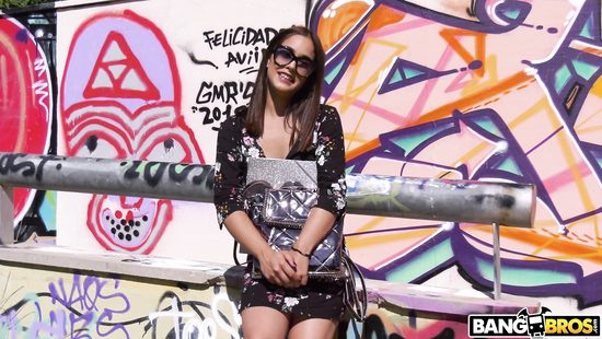 Снял на вокзале красивую брюнетку и прочистил ей задницу на улице