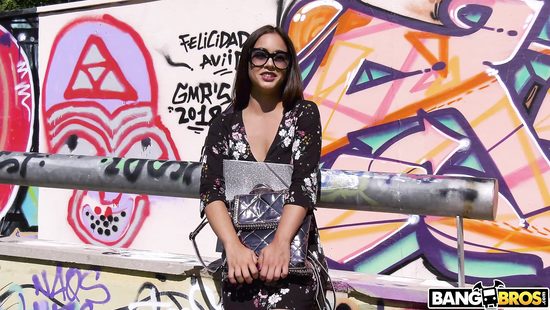 Снял на вокзале красивую брюнетку и прочистил ей задницу на улице