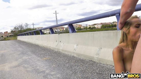 Пикапнул замужнюю блондинку с большими титями и жахнул её в жопу на улице