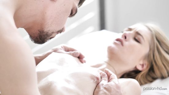 Потеребил бывшей девушке писю игрушкой и отодрал вместо массажа