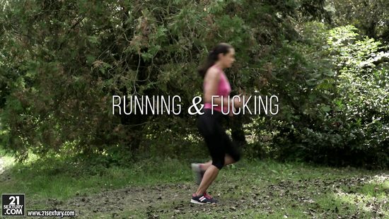 Встретила в парке двух незнакомцев и не отказалась от групповухи