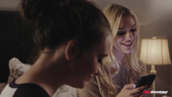 Познакомилась в баре с татуированным парнем и позже оценила его член