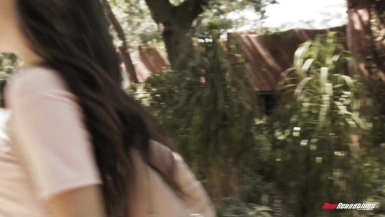 Познакомилась в баре с татуированным парнем и позже оценила его член