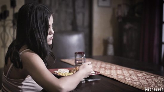 Зрелый мужичок жестко оттрахал в узкую письку азиатскую падчерицу и кончил на лицо