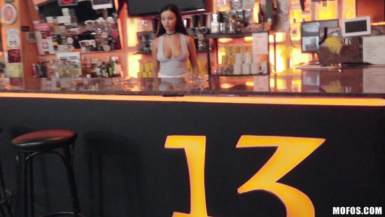 Барменша за деньги показала упругие титьки и дала пикаперу в пустом баре