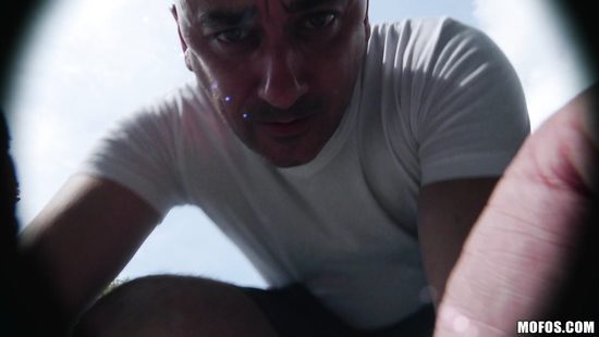 Довёл на улице до сквирта случайную партнершу и обкончал ей всё лицо