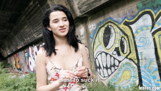 Похотливый пикапер оттрахал продажную потаскушку в бритую киску под мостом