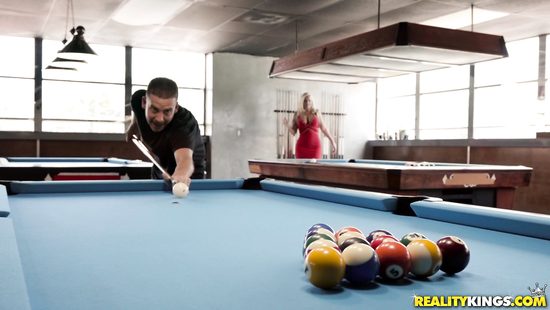 Чтобы научиться играть в бильярд грудастая милфа соблазнила профессионала