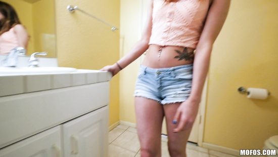 Застенчивая студентка офигела от огромного болта очкастого однокурсника