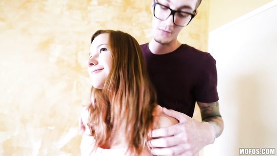 Застенчивая студентка офигела от огромного болта очкастого однокурсника