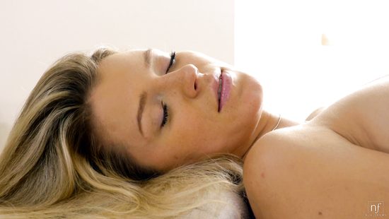 Лесбиянка массажистка не сдержалась и лизнула киску своей клиентки