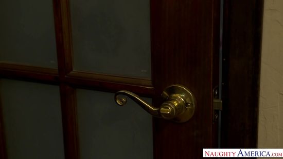 За ремонт авто взрослая женщина рассчиталась с парнем минетом и пилоткой