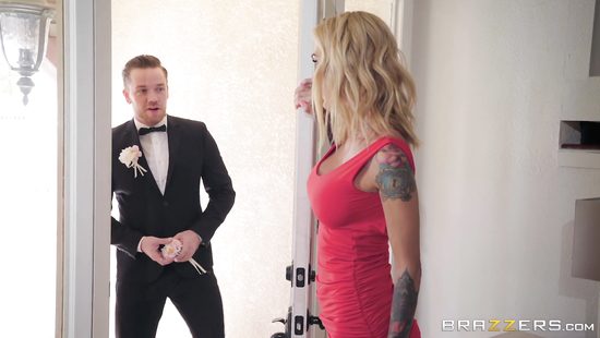 Перед выпускным мачеха учит падчерицу трахаться с бойфрендом