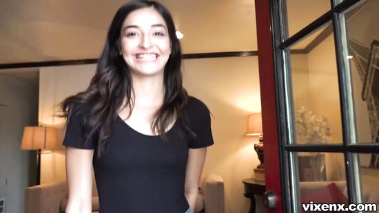 Впустила в дом незнакомца и дала чуваку отодрать себя от первого лица