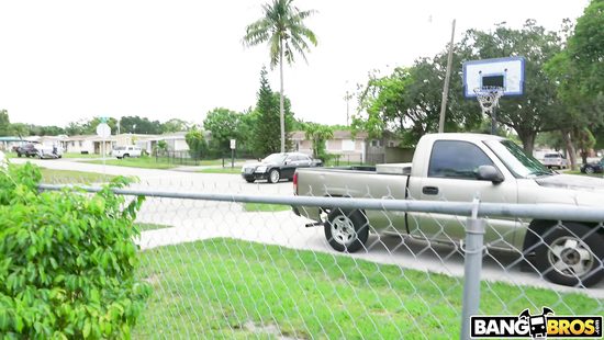 Похотливый парень пердолит раскованную красотку в публичных местах