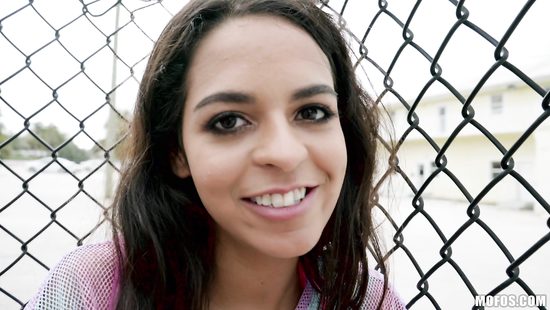 Сексапильная мулатка насладилась жестким трахом с пикапером в подворотне