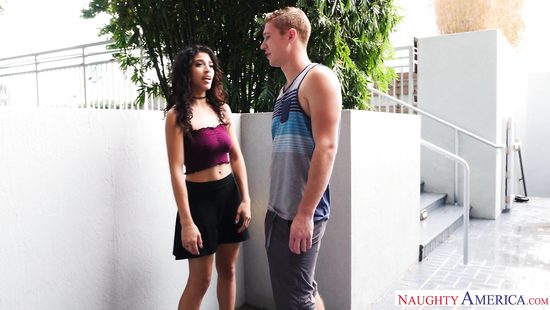 Сделал сестре друга пару комплиментов и дал соснуть свой торчащий член