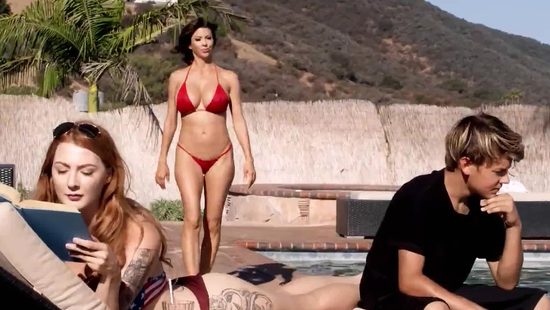 Увидел мамку подруги в бикини и член сам попросился в бой