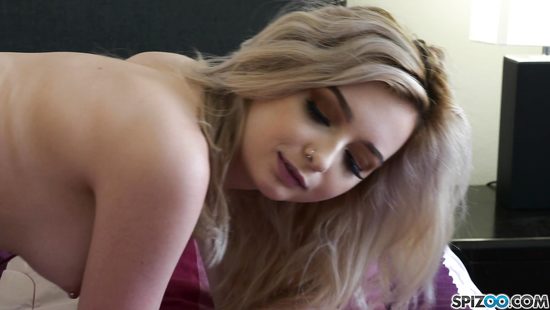 Молодая девка трахается со зрелым мужиком в киску не вынимая анальную пробку