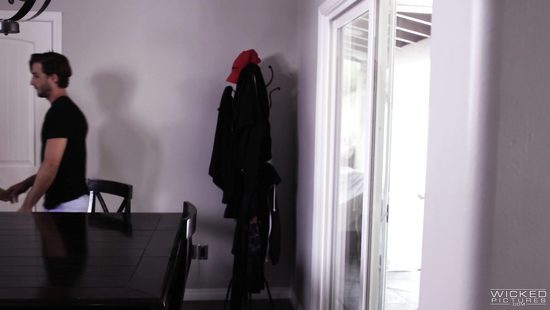 Миниатюрная няня страстно трахается с озабоченным парнем вместо работы