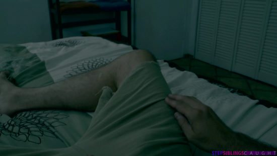 Пошлый парень оттрахал большим членом двух шлюшек пока небыло дома жены