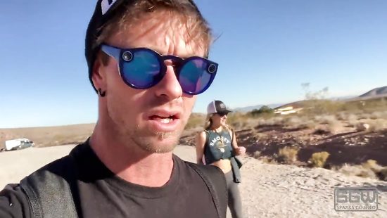 На закате в горах парнишка трахнул грудастую подружку раком