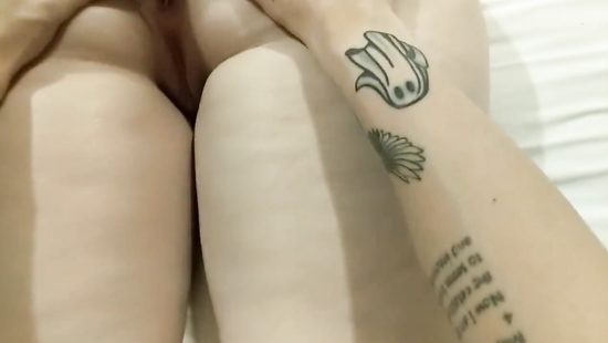 Размял большую жопу пышной подруги и засадил ей в тугое очко