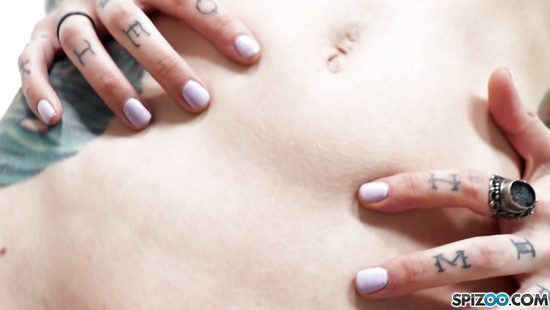 Озабоченный парень оттрахал в рот и мелкую киску татуированную худышку