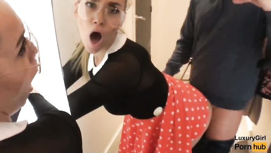 В примерочной очкастая сучка отсосала другу и дала раком на камеру