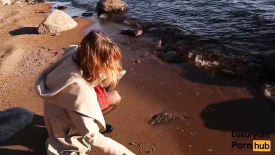 На берегу озера рыженькая красотка отсасывает милому торчащий болт