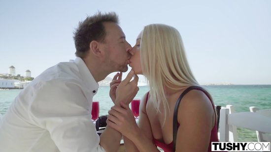 Гламурная блондинка трахается в жопу с любовником на дорогом курорте