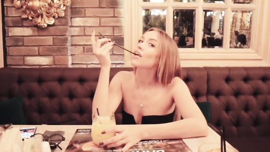 В туалете кафе гламурная чикса соснула член и проглотила сперму