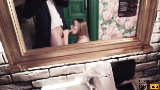 В туалете кафе гламурная чикса соснула член и проглотила сперму