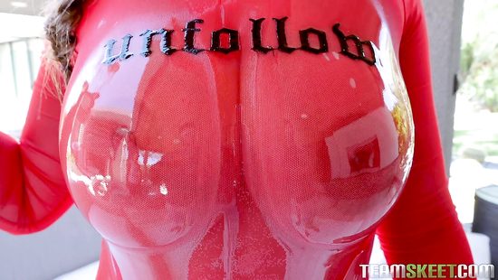 Мускулистый ловелас чпокнул красотку с большими натуральными сиськами