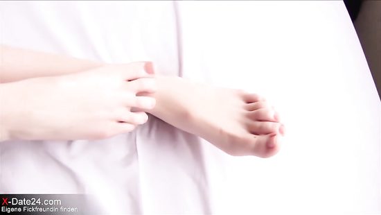 Смелая крошка подрочила на камеру и снялась в домашнем порно