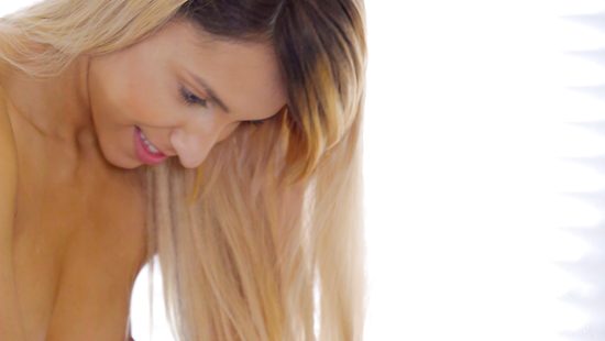 Похотливый мужик насадил на горбатый член ослепительную блондиночку