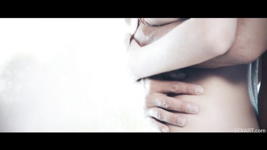 Рыжеволосая худышка чувственно трахается с похотливым парнем в душевой