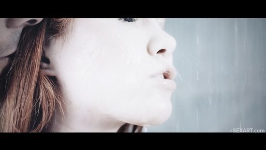 Рыжеволосая худышка чувственно трахается с похотливым парнем в душевой