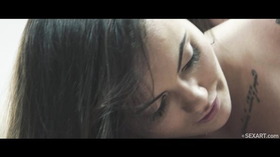 Искушенная азиатка нежно трахается в постели с очаровательной лесбиянкой