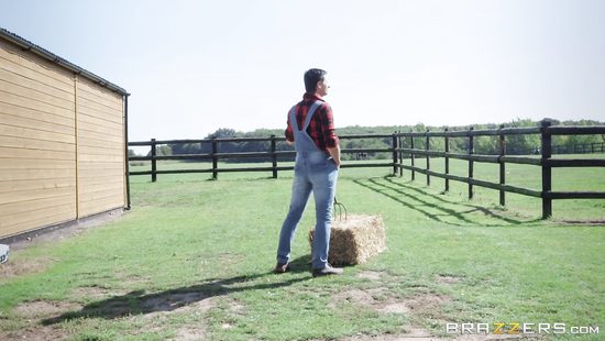 На сеновале огромным болтом оттрахал похотливую дочку фермера