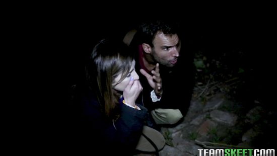 Худенькая девка с татуировками трахается с парнем в тишине как в последний раз