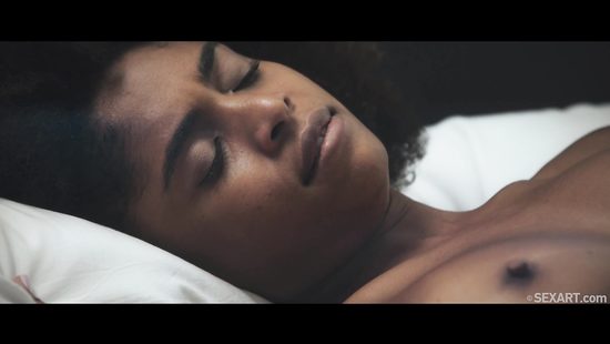 Негритянка и белая красотка доводят друг дружку до оргазмов кунилингусом