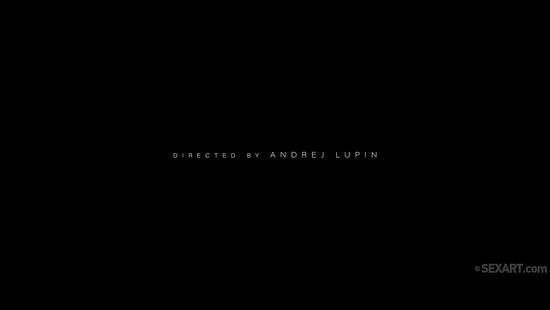 Перед зеркалом спортивный чувак красиво натягивает на кукан длинноногую брюнетку