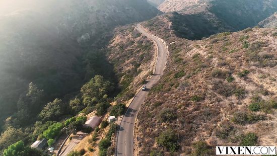 Страстная брюнетка попрыгала на секс машине и перебралась на настоящий член